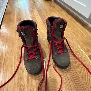 Ll bean size 10. Gore Tex with vibrant sole heavy hardcore hiking boots
